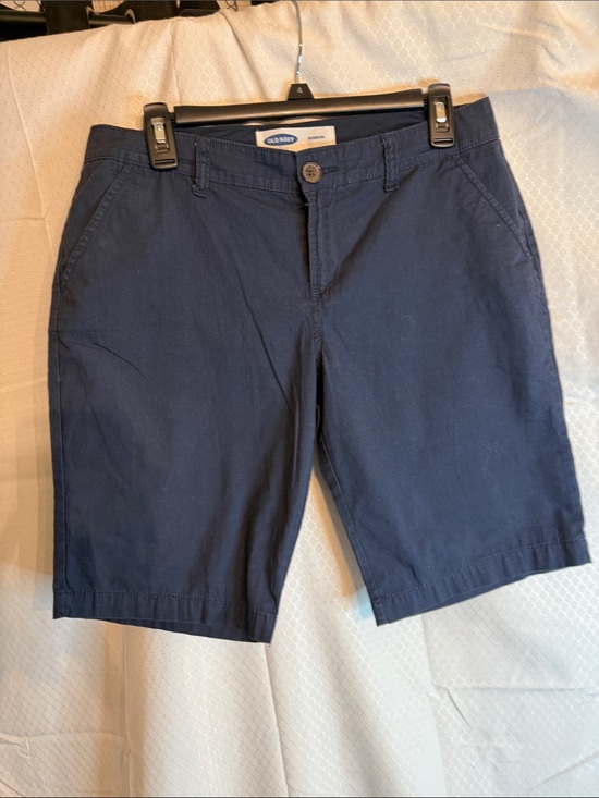 Old Navy Pants - Old Navy Bermuda Navy shorts in a size 6